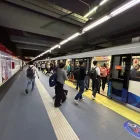 Trenes del Metro de Quito circulan durante operación comercial diaria en la red subterránea.