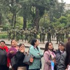 En el campus central de la Universidad de Cuenca se registró un momento de tensión ante el ingreso de policías y militares para controlar una protesta de estudiantes.