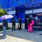 Usuarios de CNEL en los exteriores de la agencia La Garzota, el martes 28 de abril.