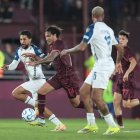 José María Canale (c) de Lanús disputa un balón con Jeison Medina (i) de Liga de Quito en el partido que los albos terminaron perdiendo 1-0  por la fase de grupos de la Copa Libertadores, en Argentina.