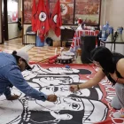 Los participantes de la marcha el 1 de mayo preparaban las pancartas en la sede de las organizaciones de los trabajadores, en Quito.
