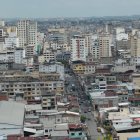 Cemento. Así se ve la ciudad, con árboles que apenas sobresalen entre las viviendas. La urbe tiene un déficit de zonas verdes y el desafío de arborizar.