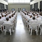 Reos. Presuntos miembros de la pandilla Mara Salvatrucha (MS-13) asisten a una audiencia judicial remota por videoconferencia en el Centro de Confinamiento para Terroristas (CECOT).