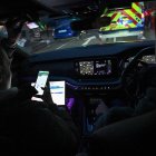 Los agentes policiales de Londres conducen hacia el lugar de un robo de teléfono móvil en el centro de la ciudad el 25 de abril de 2026.