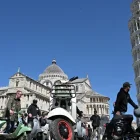Motos Vespa aparcadas frente a la Torre de Pisa, en la Piazza dei Miracoli, durante las Jornadas Mundiales de la Vespa, en Pisa, Toscana