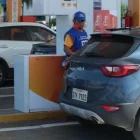 Carros se abastecen de combustibles en una gasolinera de Guayaquil.