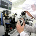 Un trabajador elabora un chip para dispositivos inteligentes.