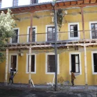 Deterioro. La fachada del Hospital San Lázaro muestra humedad persistente, que ha deteriorado su imagen patrimonial con el tiempo.
