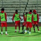 El grupo inversor NEF, que ayuda al club desde diciembre, ratificó que continuará, pero la economía del club no aguanta más. Hay jugadores a los que les deben 17 meses.