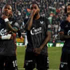 John Yeboah (i.) celebra junto a dos compañeros.