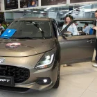 Compradores en un concesionario de Quito. El mercado automotor registró su mejor marzo en la historia.