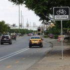 Conductores de vehículos invaden la nueva ciclovía, cuya señalética pasa desapercibida en algunos puntos de la avenida Narcisa de Jesús.