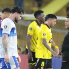 El entrenador César Farías (d) y la frustración de los jugadores de Barcelona tras sumar la tercera derrota consecutiva en el grupo D de la Copa Libertadores.