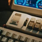 Un teclado y equipo de computación de otra época recuerdan cuando la tecnología era más lenta y cada acción requería tiempo y paciencia.