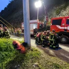 Bomberos descendieron con cuerdas para rescatar a los ocupantes tras la caída del vehículo en El Quinche.