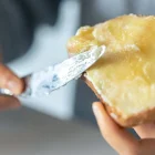El ghee se obtiene tras un proceso de cocción lenta que elimina agua