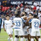 Liga de Quito abrió el marcador en el minuto 36 gracias a un gol de Deyverson, acción que permitió a los albos romper la igualdad y tomar ventaja en el encuentro.