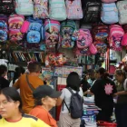 En los negocios se aprovecharon los días previos al inicio de clases para ofrecer útiles escolares, mochilas y uniformes.