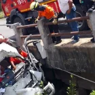 El vehículo pesado quedó suspendido en el puente en el kilómetro 28 de vía a la costa.