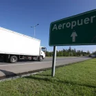Situación. Pasajeros denuncian inseguridad en accesos al aeropuerto de Tababela, donde delincuentes aprovechan para interceptar a los vehículos.