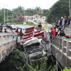 El camión quedó suspendido en un puente ubicado en el kilómetro 28 de vía a la costa.