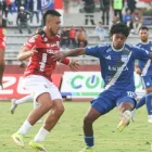 Luis Fragozo (d.) disputa el balón contra dos jugadores de Leones FC.