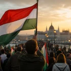 Ciudadanos húngaros se movilizan en un contexto de cambio político tras el desgaste del gobierno de Orbán.