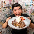 Crepe de fresas con chocolate y helado, un clásico que nunca falla.