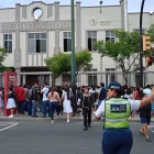 Padres de familia acompañan a sus hijos en el regreso a clases en la región Costa.