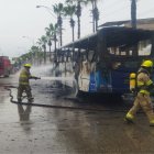 El bus de transporte público quedó severamente afectado por el incendio registrado este 4 de mayo de 2026.