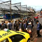 Usuarios esperan transporte en La Marín tras el fin del toque de queda en Quito.