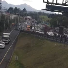 Buses, vehículos livianos y camiones ingresaron a Quito por la avenida Panamericana Sur, después del toque de queda.