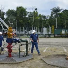 Trabajadores hacen labores en un pozo de petróleo de Petroecuador.