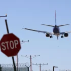 Fotografía de referencia de un avión que desciende para aterrizar en Los Ángeles, California, EEUU.