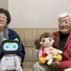 En ciudades como Chuncheon, se han distribuido miles de unidades con una tasa de aceptación superior al 80% entre los adultos mayores de 65 años.