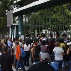En la unidad educativa Simón Bolívar, en la avenida de las Américas, estudiantes de bachillerato se formaron en fila para ingresar al plantel en el primer día de clases.
