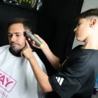 Con 14 años, Gael cursa tercer año de secundaria y se dedica a la barbería.