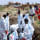 Miembros de la Media Luna Roja Sudanesa y expertos forenses exhuman restos de tumbas improvisadas en el suburbio sureño de Al-Azhari, en Jartum, el 2 de agosto de 2025.