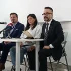 De izquierda a derecha, César Ricaurte, de Fundamedios; y Amanda Villavicencio, de La Fuente.