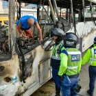 El bus de la línea 85 quedó reducido a chatarra tras el incendio en la avenida Francisco de Orellana, en el norte de Guayaquil.