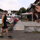 Aceras y áreas verdes están abandonadas afuera de los centros de diversión nocturna, en la avenida Rodolfo Baquerizo Nazur.