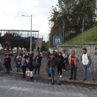 Usuarios esperan una unidad en la av. Mariscal Sucre. El gremio operará desde este 5 de mayo desde las 08:00.