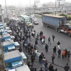 En Carapungo, los usuarios aguardan por un bus. La operación se inicia a las 08:00.