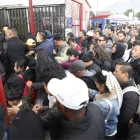 Usuarios hacen largas filas en Carapungo tras la reducción de horarios del transporte público en Quito.