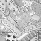 Autoridades hallaron polvos sin identificar y medicamentos durante un operativo en la Zona 8 de Guayaquil.
