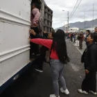 Los buseros paralizaron el servicio de transporte urbano en Quito este 5 de mayo de 2026. Las personas buscaron formas de llegar a sus destinos: viajaron en camiones, furgonetas, taxis.