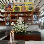 En el mercado 12 de Abril se colocó una ofrenda floral y unas velas en memoria de Ana Tosi, quien fue asesinada en su vivienda el reciente fin de semana.