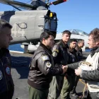 El mandatario Javier Milei (d) saludando a integrantes del portaaviones USS Nimitz este jueves, en Mar del Plata (Argentina).