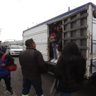 Personas abordan vehículos no convencionales en medio de la crisis del transporte urbano.