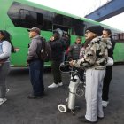 Usuarios en condiciones de salud vulnerables esperan largas filas ante la falta de buses en la capital ecuatoriana.
